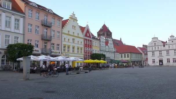 Tarihi merkezi sokaklarında. Greifswald — Stok video