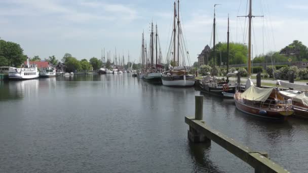 Iates atracados no cais. Greifswald — Vídeo de Stock