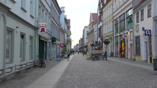 Gater i det historiske sentrum. Gråsvale – stockvideo