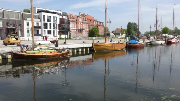 Jachty zacumowane przy molo. Greifswald — Wideo stockowe