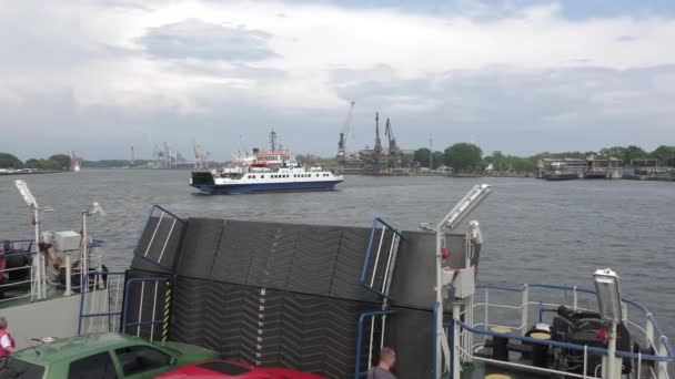 Car ferry across Swina River — Stock Video