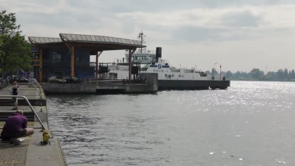 Car ferry across Swina River — Stock Video