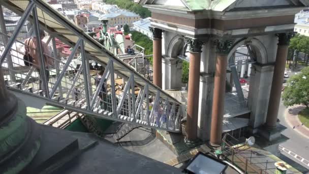 Escaliers menant à la colonnade de la cathédrale Saint-Isaac — Video