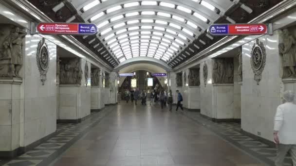 Interior de la estación de metro Narvskaya en San Petersburgo — Vídeos de Stock