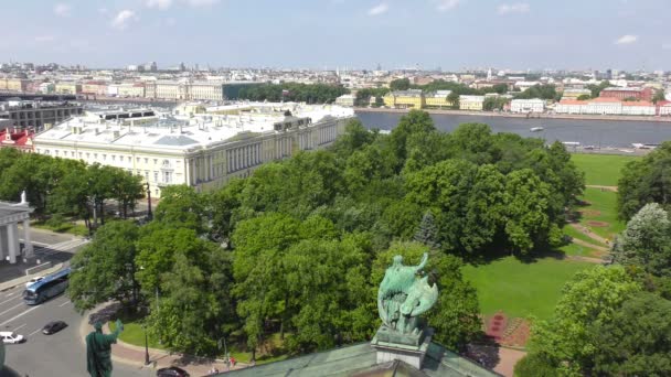 Vista de la ciudad desde la columnata de la Catedral de San Isaac — Vídeos de Stock