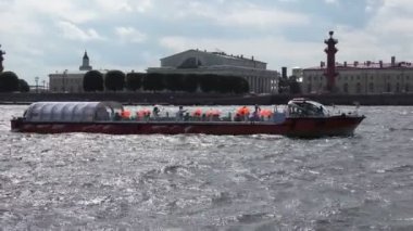 Neva Nehri üzerinde gezi