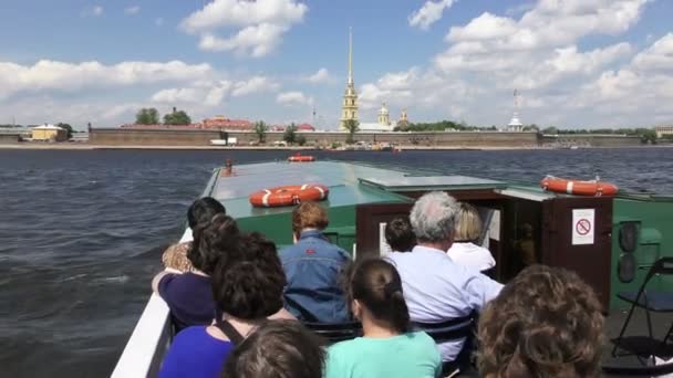 Excursie op de Neva — Stockvideo