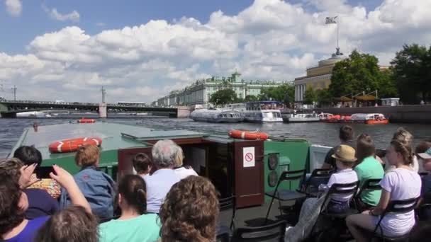 Excursion on the Neva river — Stock Video