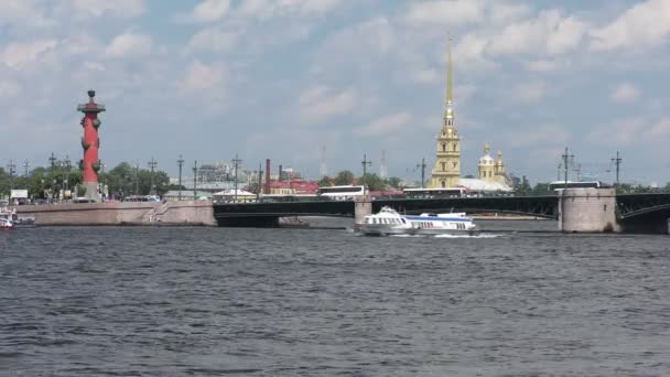 Barco de excursión en el río Neva — Vídeo de stock