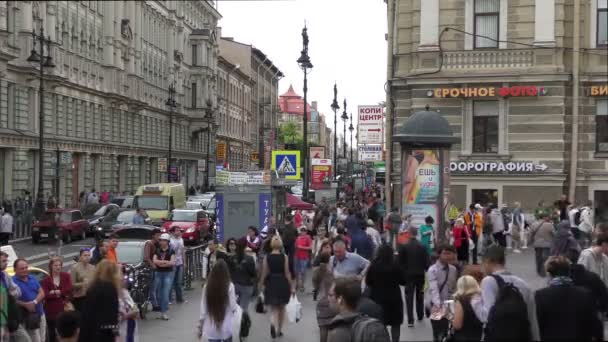 Люди ходьби уздовж центральних вулиць — стокове відео