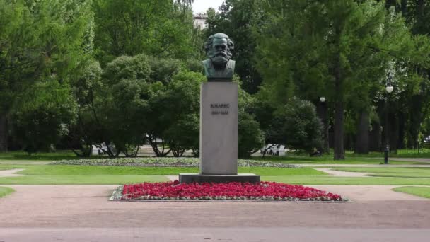 Beeldhouwwerk door Karl Marx. Sint-Petersburg — Stockvideo