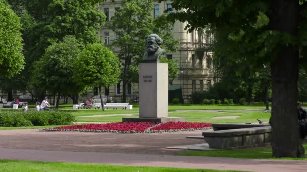 Patung oleh Karl Marx. Saint Petersburg — Stok Video