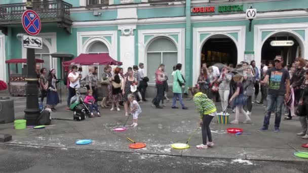 Burbujas de jabón en la calle — Vídeo de stock