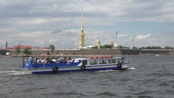 Water tour of St Petersburg, View St. Peter and Paul fortress — Stock Video