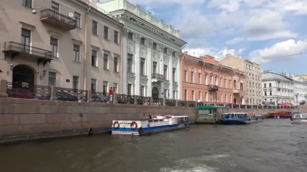 Исторические здания вдоль канала — стоковое видео
