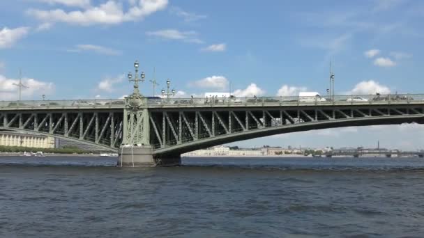 Bascule Trinity Bridge a través del río Neva — Vídeos de Stock