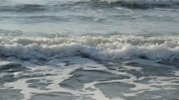 Ondas do mar no dia de verão — Vídeo de Stock