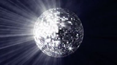 Disko ayna topu dönüyor ve ışığı yansıtıyor