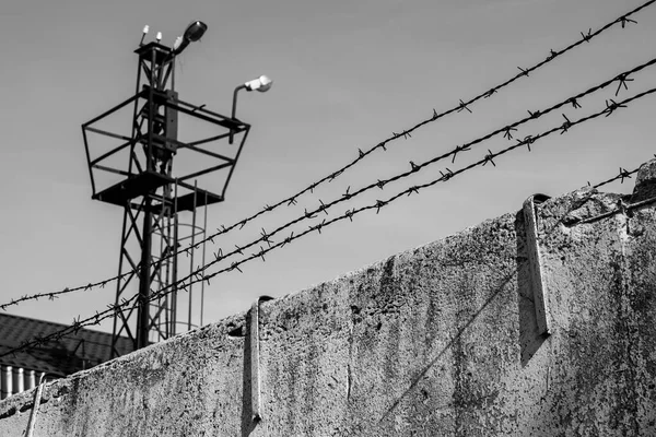 Cerca Prisão Com Arame Farpado Versão Grunge Preto Branco — Fotografia de Stock