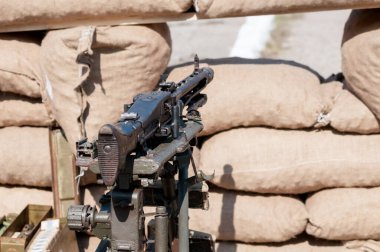 Askeri makineli tüfek ateşe hazır.