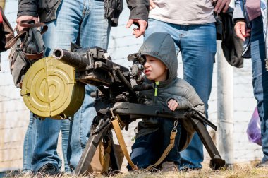 KALININGRAD, RUSSIA - 08 Nisan 2018: Tanımlanamayan bir çocuk bir ordu el bombası fırlatıcısının kapsamından bakar