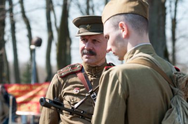 KALININGRAD, RUSSIA - 08 Nisan 2018: Sovyet subayı üniformalı tanımlanamayan adam, savaşın yeniden yapılandırılması