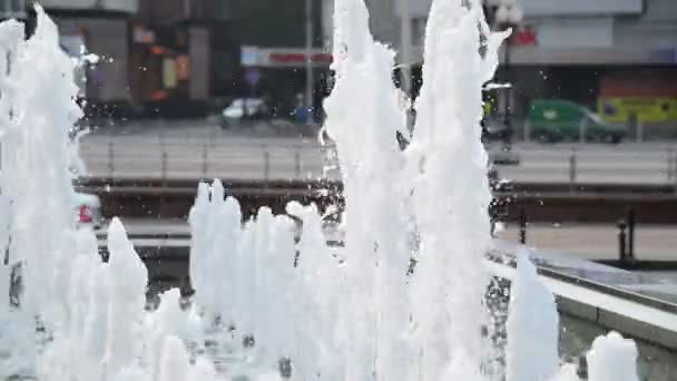 현대 도시의 센터에 있는 분수 — 비디오