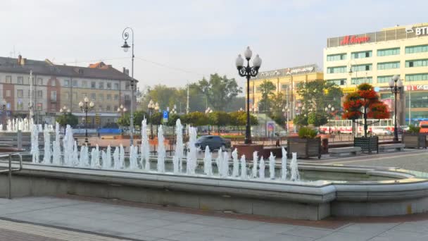 La fuente en el centro de la ciudad moderna — Vídeo de stock