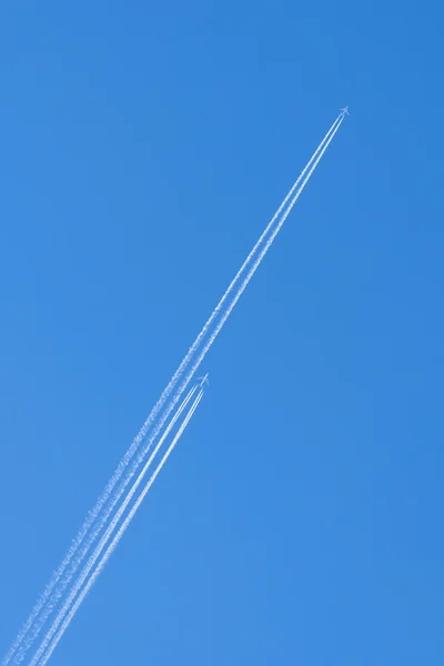 Aviões com trilha — Fotografia de Stock