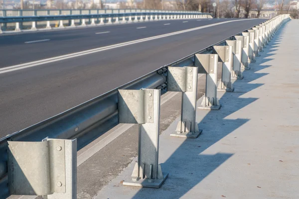 Barriera di sicurezza sul ponte autostradale — Foto Stock