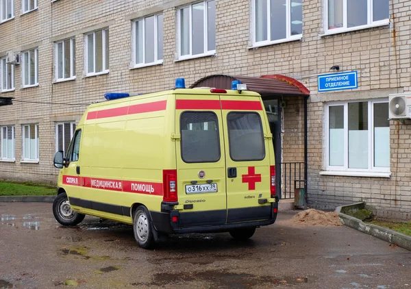Sárga mentőautóval a fogadó Kórház egységek — Stock Fotó