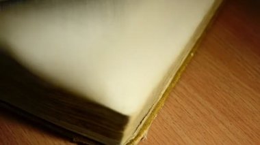 bir kitabın sayfaları