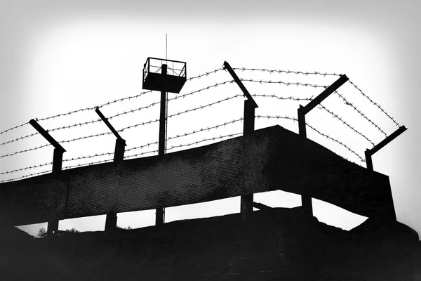 Тюремные стены с колючей проволокой — стоковое фото