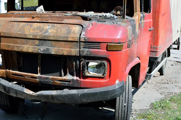 Abandoned burnt down car — Stock Photo, Image