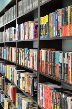 Kütüphane kitap raflarında