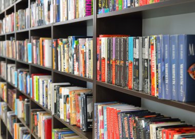 Kütüphane kitap raflarında
