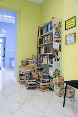 Kütüphane kitap raflarında