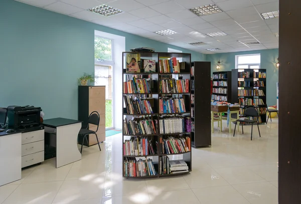 Bücherregale in der Bibliothek — Stockfoto