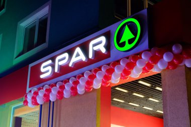 Açılış Spar süpermarket. Kaliningrad