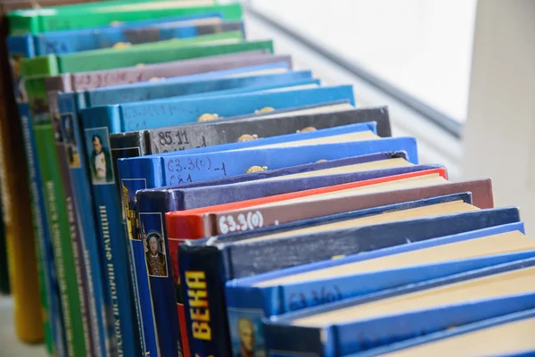 Livros coloridos na biblioteca — Fotografia de Stock