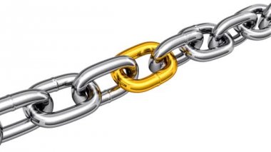 Altın bir bağlantı ile çelik zincir