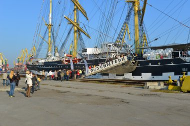 Rus uzun gemi Kruzenshtern, balıkçı limanı. Kaliningrad