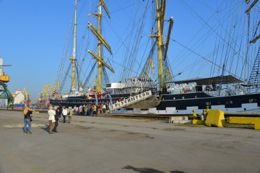 Rus uzun gemi Kruzenshtern, balıkçı limanı. Kaliningrad