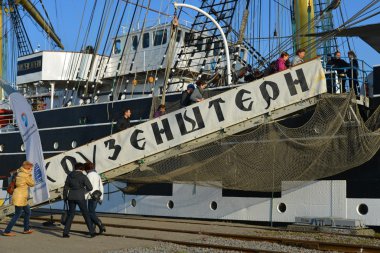 Rus uzun gemi Kruzenshtern, balıkçı limanı. Kaliningrad