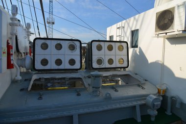 Rus uzun gemi Kruzenshtern, balıkçı limanı. Kaliningrad