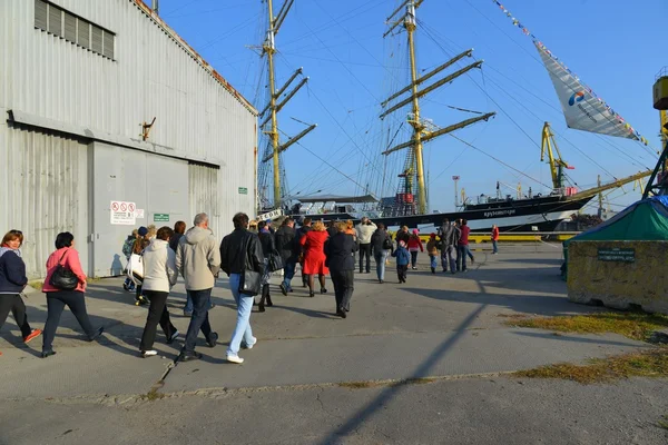 Ruské vysoké lodi Kruzenshtern v rybářského přístavu. Kaliningrad — Stock fotografie