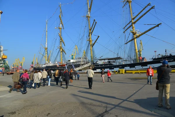 Ruské vysoké lodi Kruzenshtern v rybářského přístavu. Kaliningrad — Stock fotografie