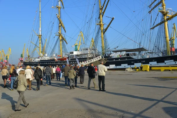 Ruské vysoké lodi Kruzenshtern v rybářského přístavu. Kaliningrad — Stock fotografie