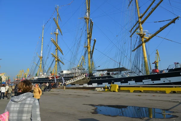 Russische tall ship Kroezensjtern, in de vissershaven. Kaliningrad — Stockfoto