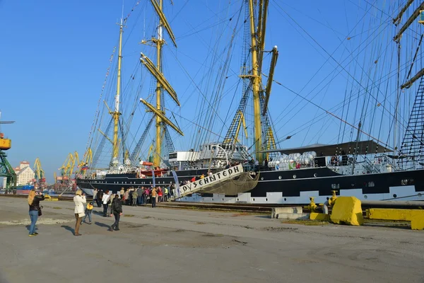 Russo navio alto Kruzenshtern, no porto de pesca. Kaliningrado — Fotografia de Stock